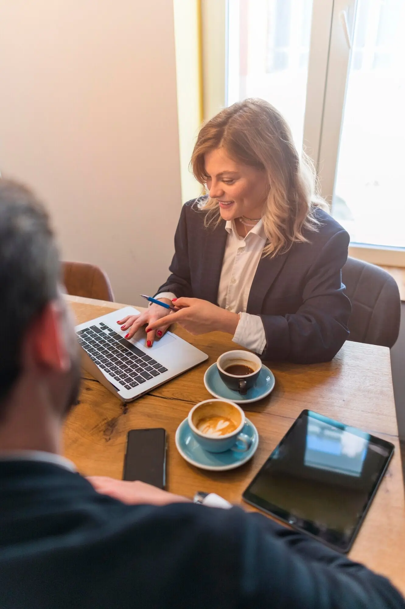 Junge Geschäftsleute, die über ein neues Projekt sprechen.