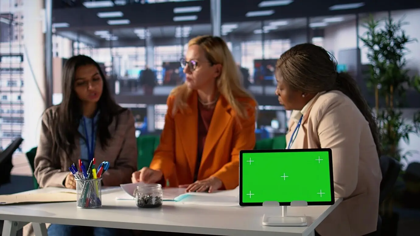 Gruppe von Geschäftsfrauen, die Erkenntnisse zu einem neuen Projekt austauschen, neben Freiraum für Text.