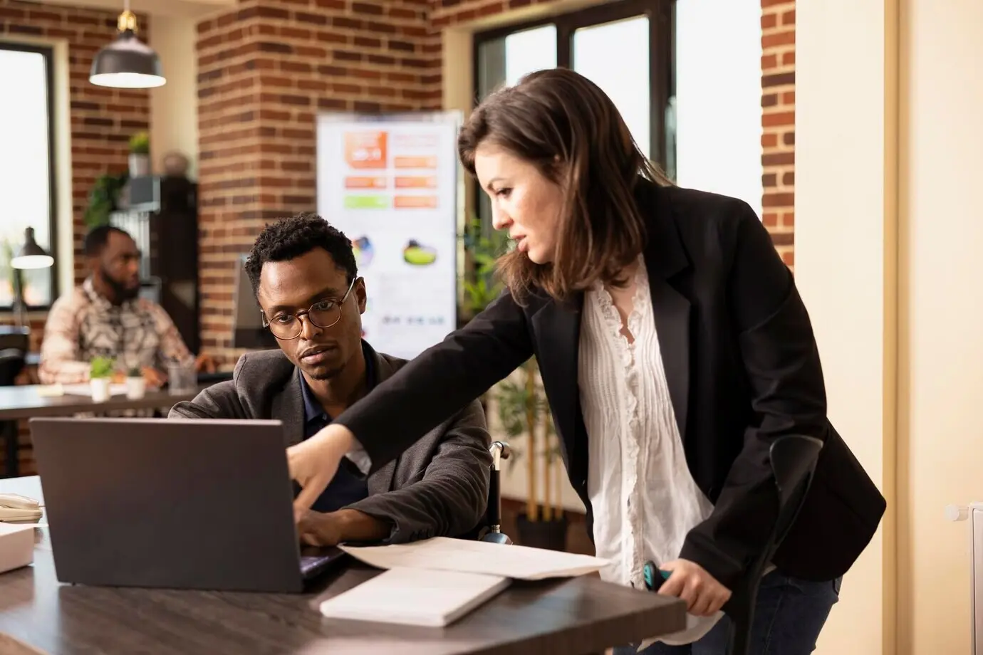 Managerin bespricht sich mit einem Kollegen oder einer Kollegin.