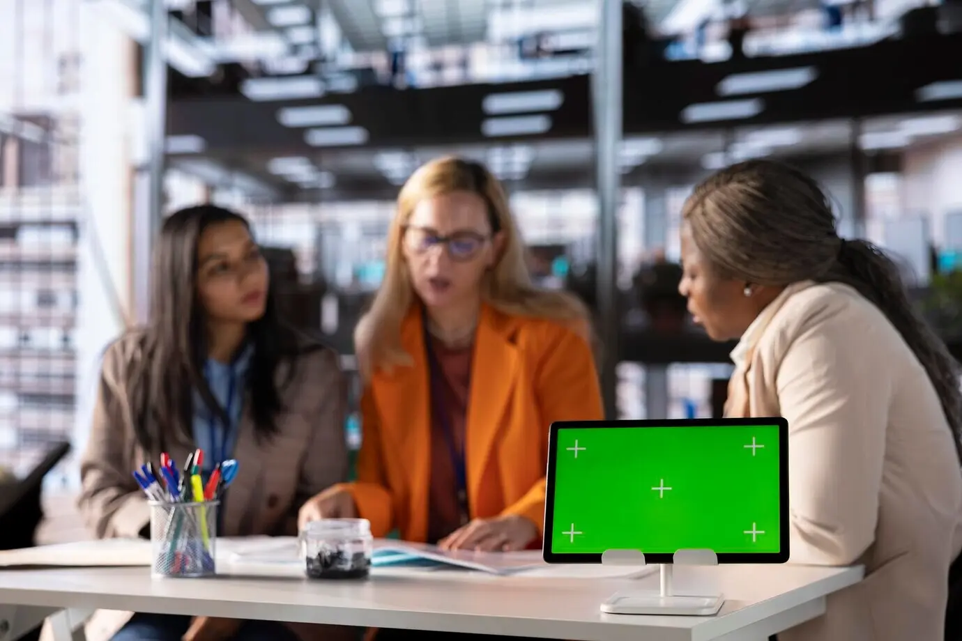 Gruppe von Unternehmerinnen in der Geschäftswelt, die ein Copy-Space-Mockup verwenden.